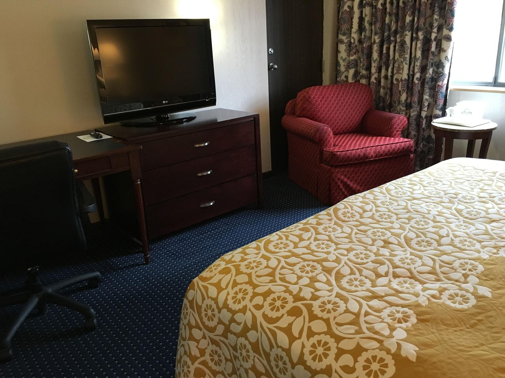 Days Inn By Wyndham Berlin Meriden Bagian luar foto