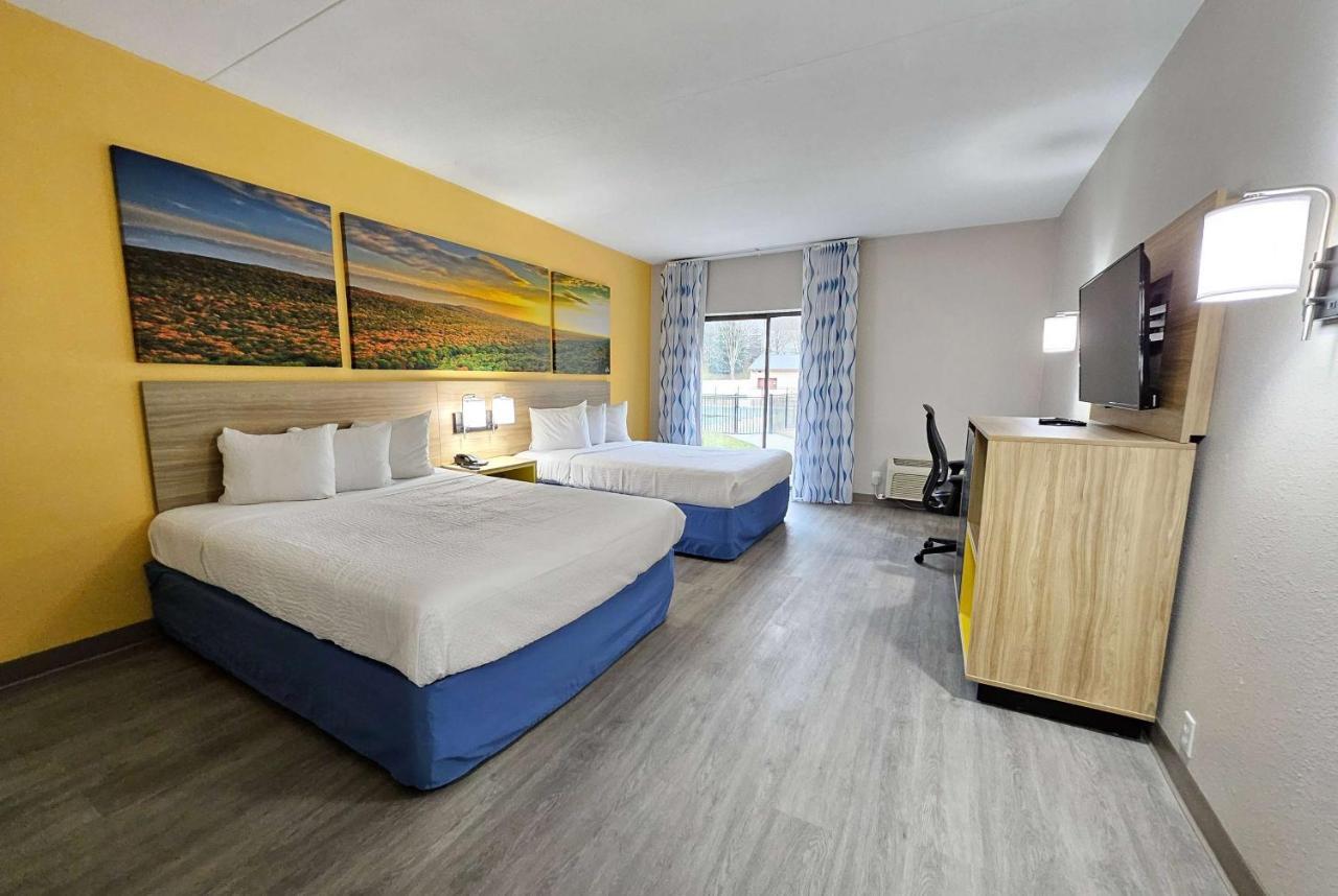 Days Inn By Wyndham Berlin Meriden Bagian luar foto