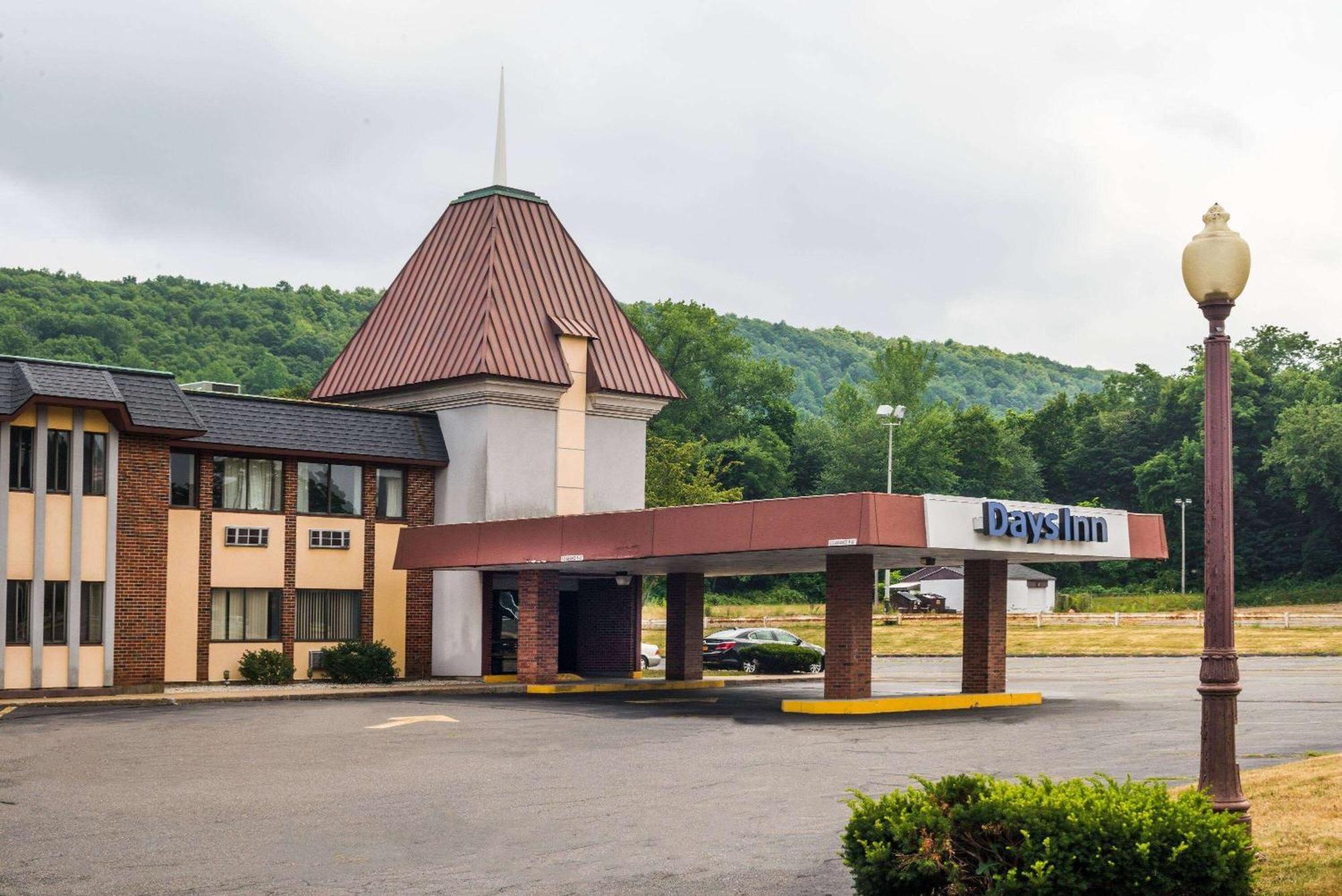 Days Inn By Wyndham Berlin Meriden Bagian luar foto